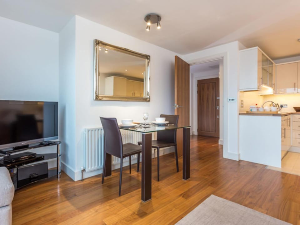 Curlew - In the Heart of Poole Town, Moments from Poole Quay Apartment in Poole