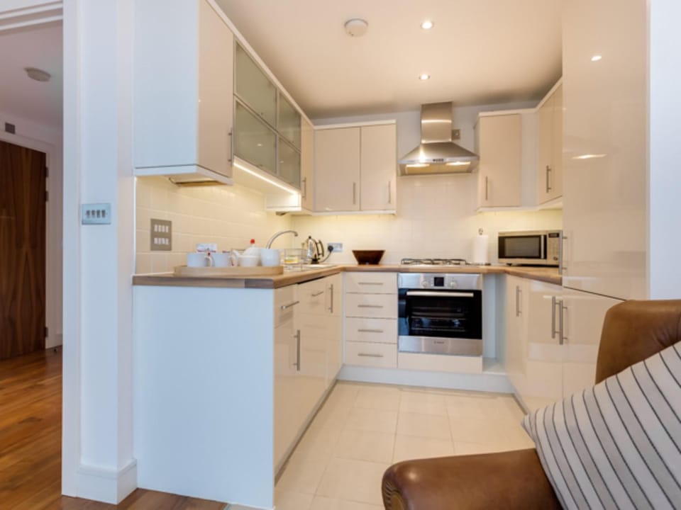 Curlew - In the Heart of Poole Town, Moments from Poole Quay Apartment in Poole