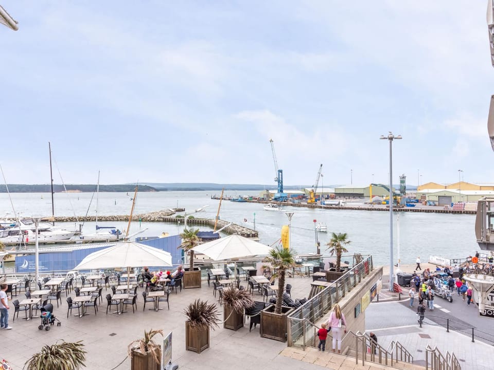 Baywatch - Private Balcony Overlooking Poole Quay Apartment in Poole