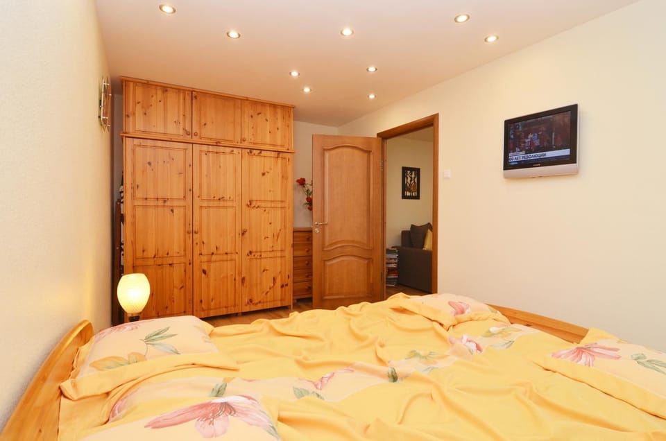 Bed, TV and multimedia, Photo of the whole room, Decorative detail, Decorative detail, Bedroom