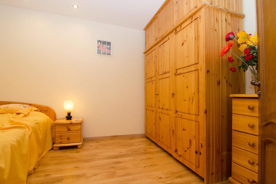Bed, Photo of the whole room, Decorative detail, Bedroom