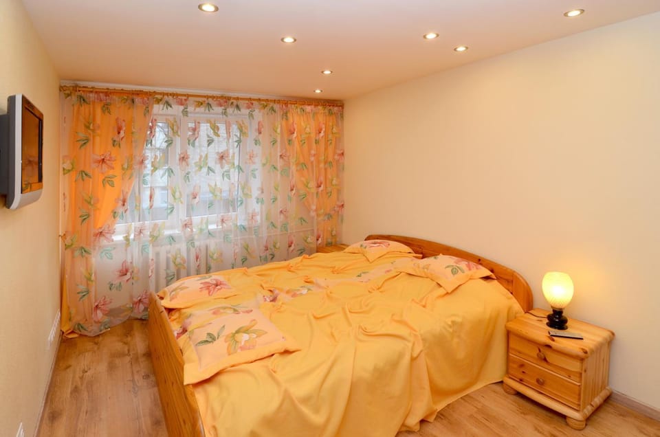 Bed, TV and multimedia, Photo of the whole room, Decorative detail, Decorative detail, Bedroom