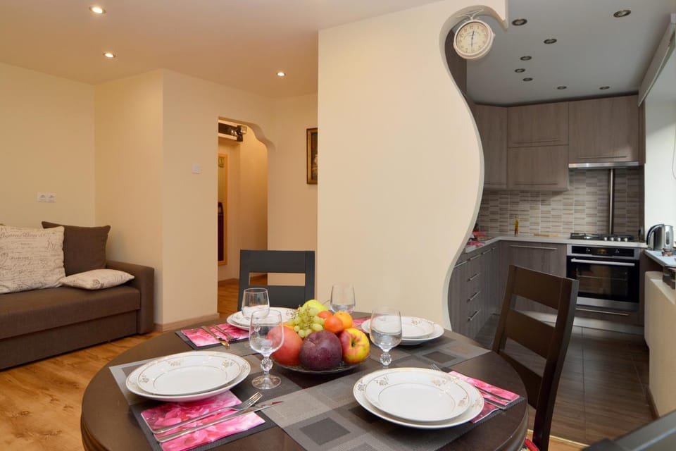 Coffee/tea facilities, Kitchen or kitchenette, Living room, Food and drinks, Photo of the whole room, Decorative detail, Decorative detail, Food