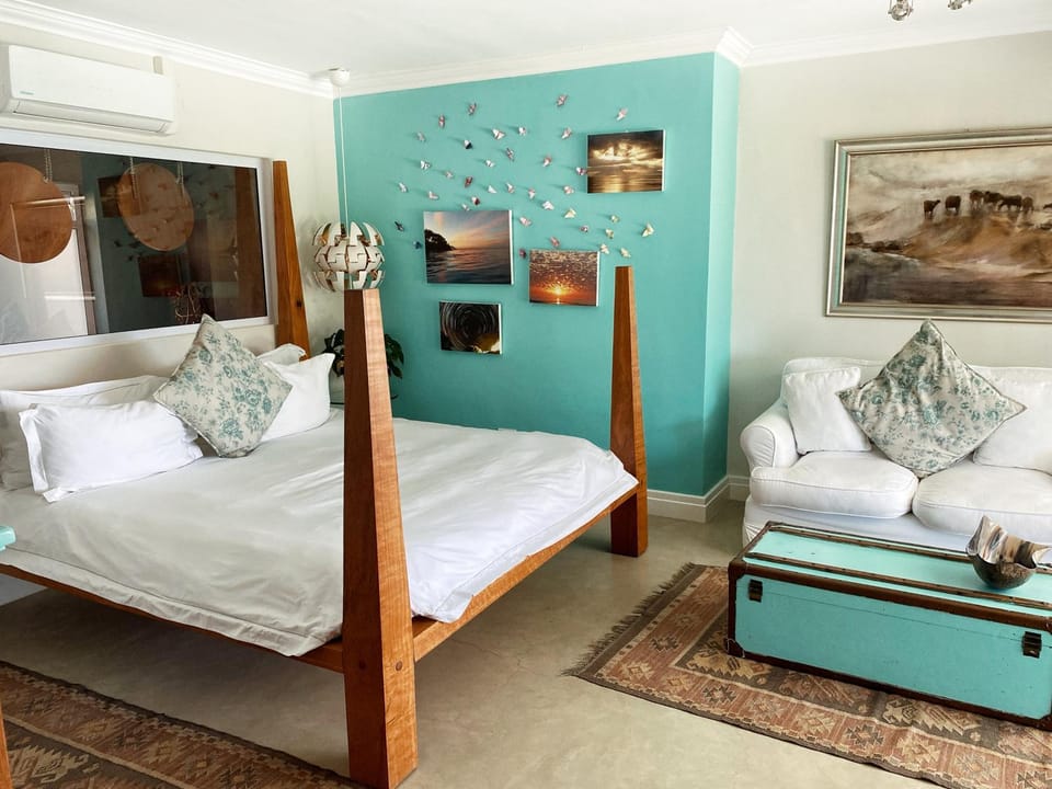Bed, Photo of the whole room, Seating area, air conditioner