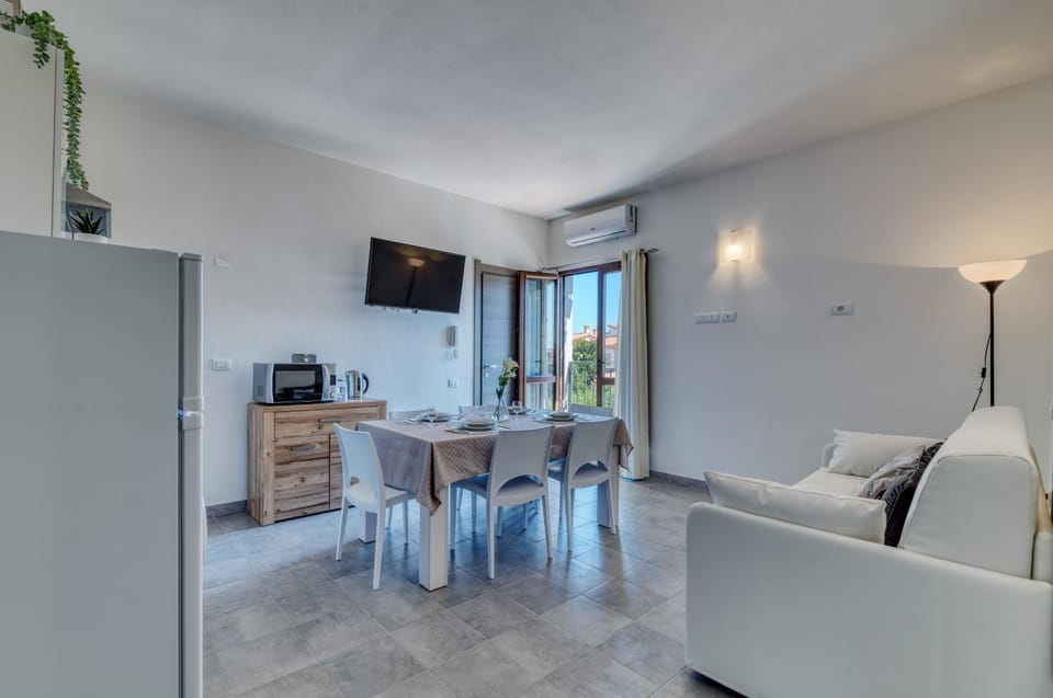 TV and multimedia, Kitchen or kitchenette, Living room, Seating area, Dining area