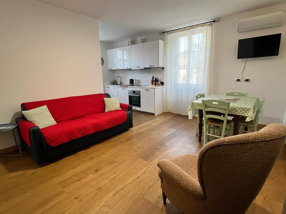 TV and multimedia, Seating area, Dining area