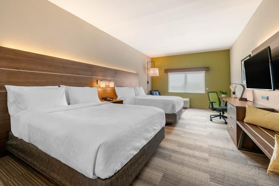 Holiday Inn Express & Suites - St. Petersburg - Madeira Beach by IHG Hotel in Bay Pines