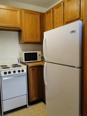 Kitchen or kitchenette, microwave, oven, stove