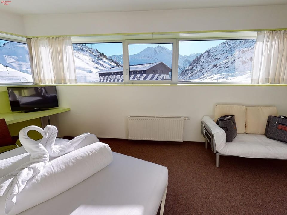 Bed, Bedroom, Mountain view