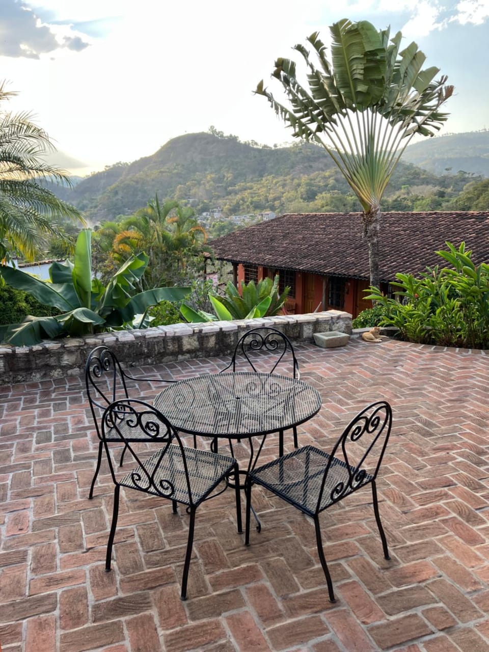 Restaurant/places to eat, Balcony/Terrace