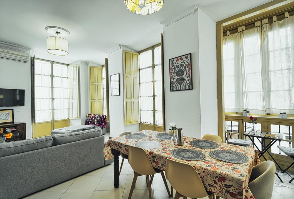 Communal lounge/ TV room, TV and multimedia, Living room, Seating area, Dining area