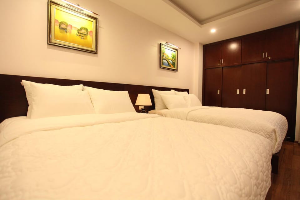 Photo of the whole room, Bedroom, wardrobe