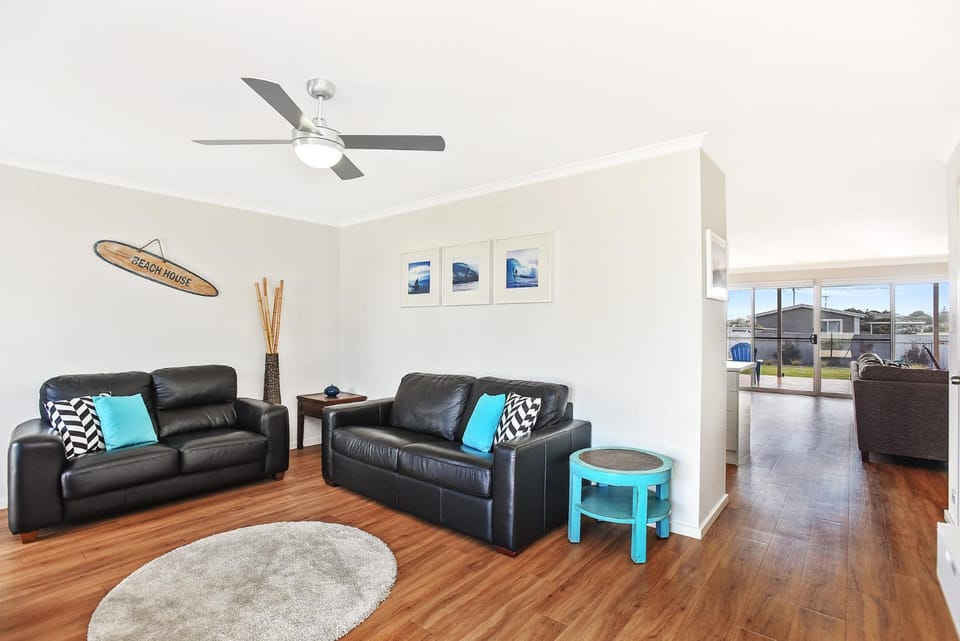 Property building, Patio, Balcony/Terrace, sunbed