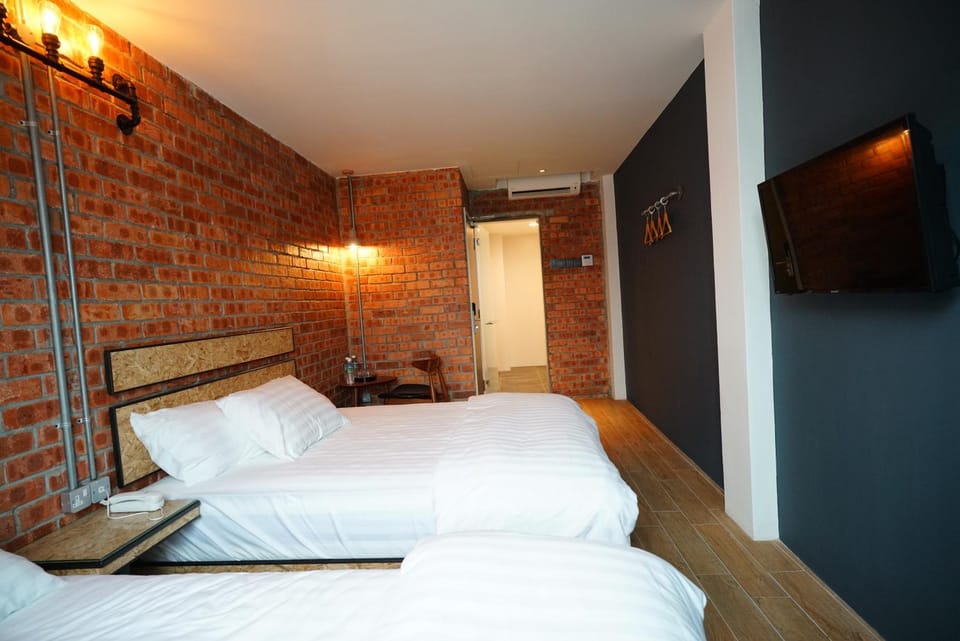 Bed, TV and multimedia, air conditioner