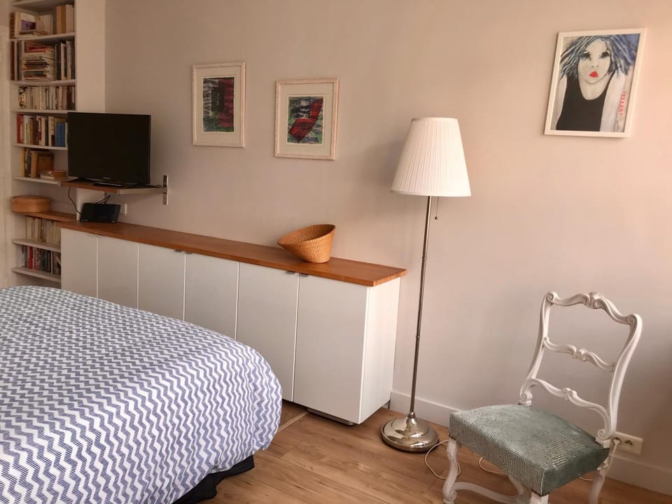 Photo of the whole room, Bedroom