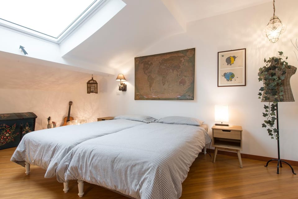 Bed, Photo of the whole room, Decorative detail, Bedroom