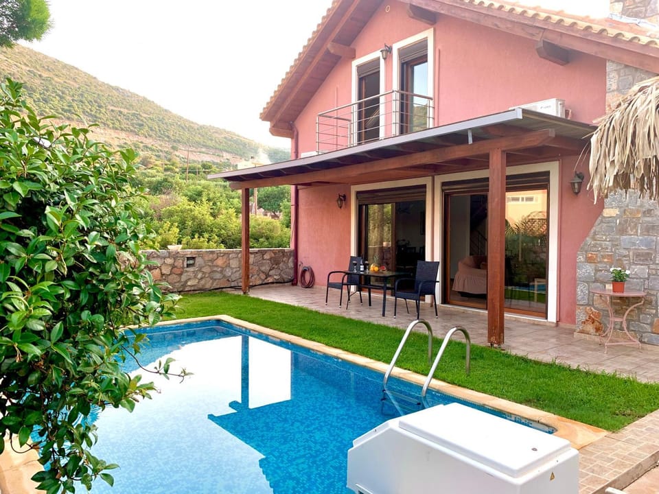 Property building, Patio, Natural landscape, Garden, Garden view, Mountain view, Pool view, Swimming pool, sunbed