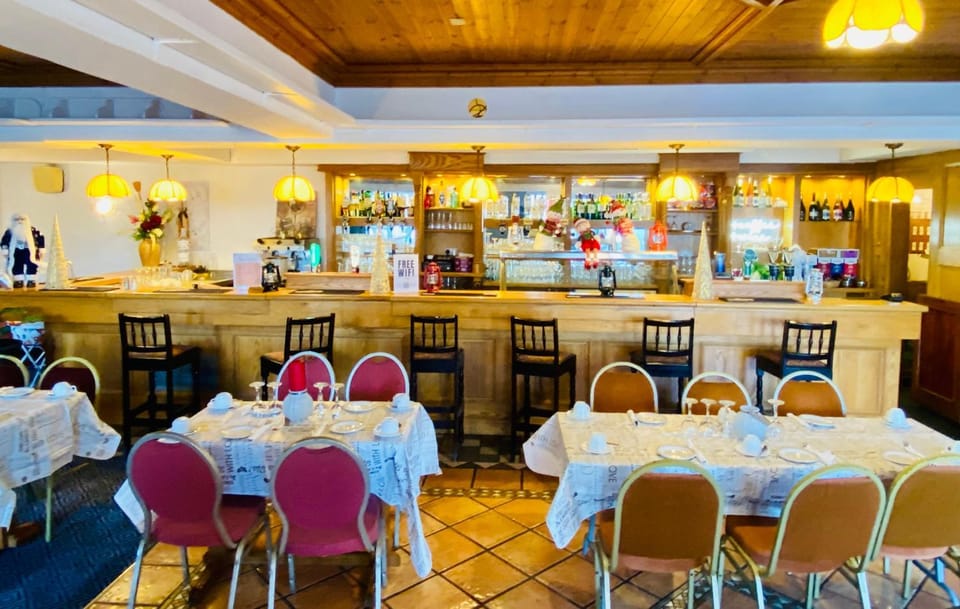 Restaurant/places to eat, Lounge or bar