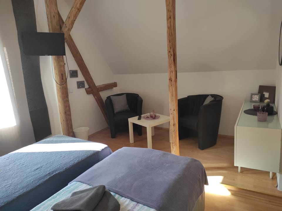 Photo of the whole room, Seating area