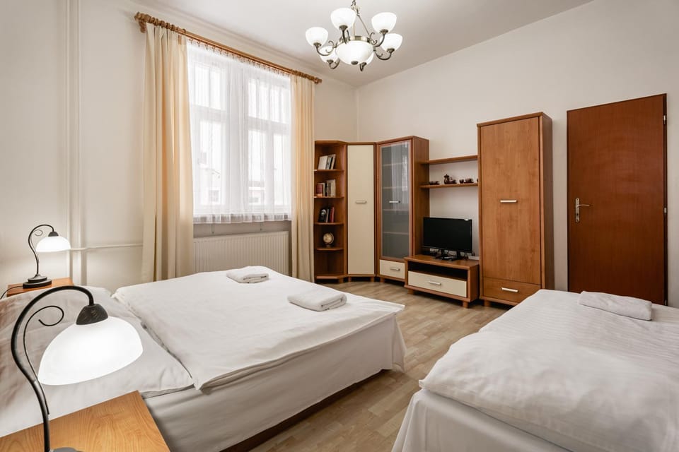 Bed, TV and multimedia, Photo of the whole room, Evening entertainment, Bedroom, wardrobe