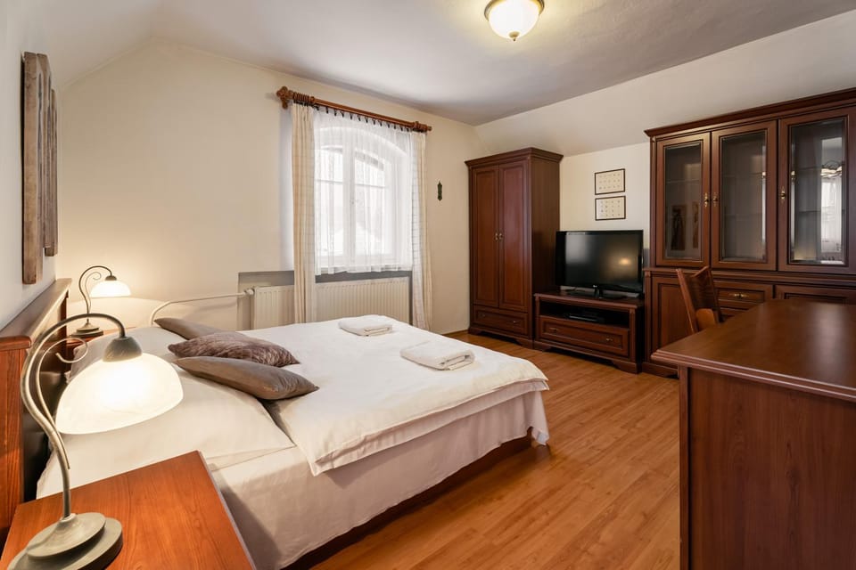 Bed, TV and multimedia, Photo of the whole room, Bedroom, hair dresser, wardrobe