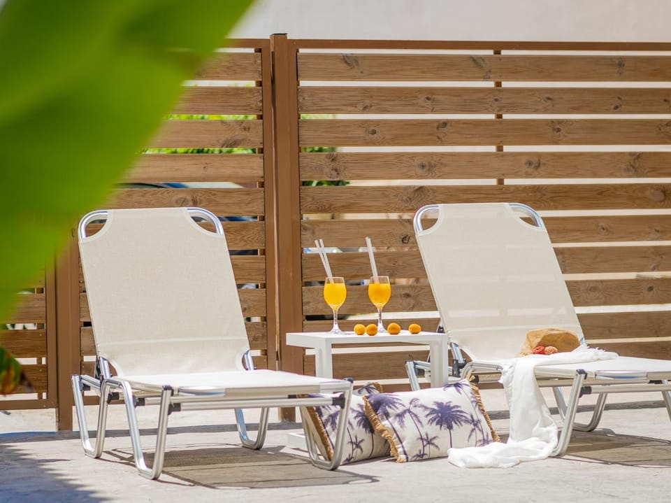 Patio, Day, sunbed