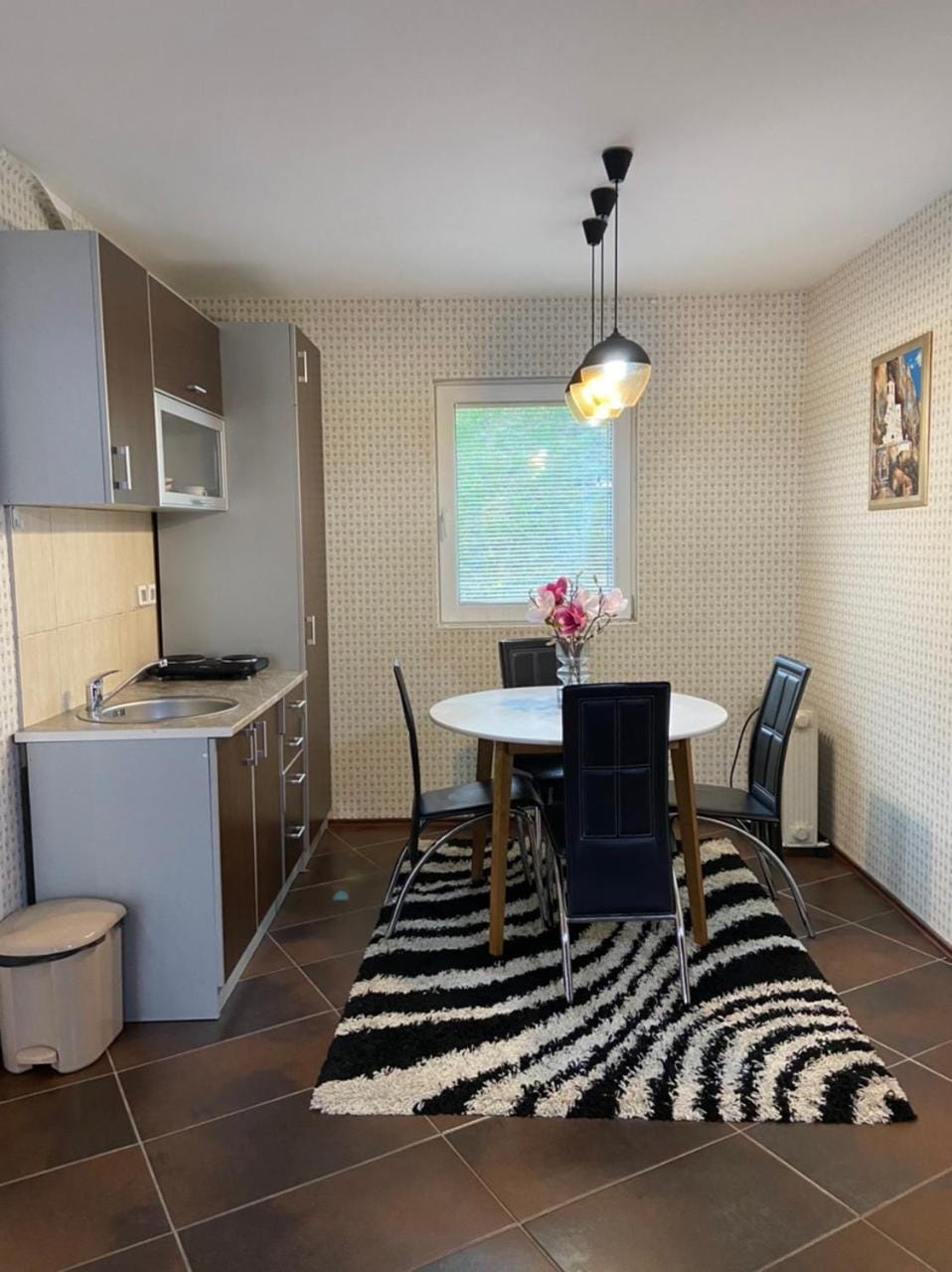 Kitchen or kitchenette, Seating area, Dining area