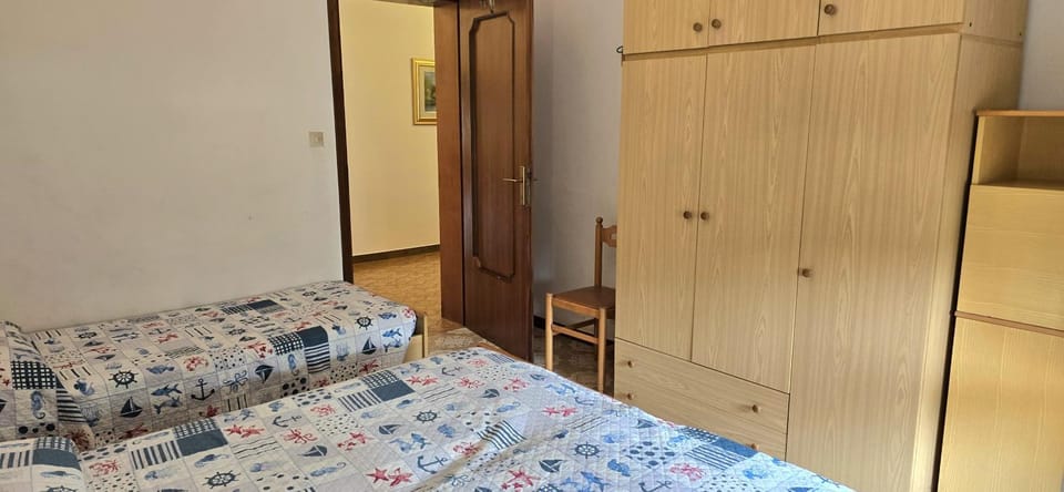 Bedroom, wardrobe