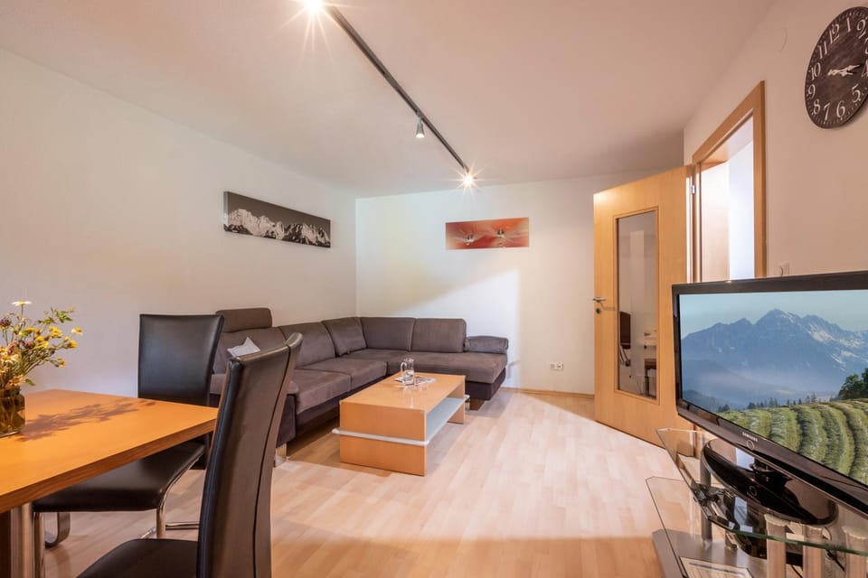 Bed, TV and multimedia, Living room