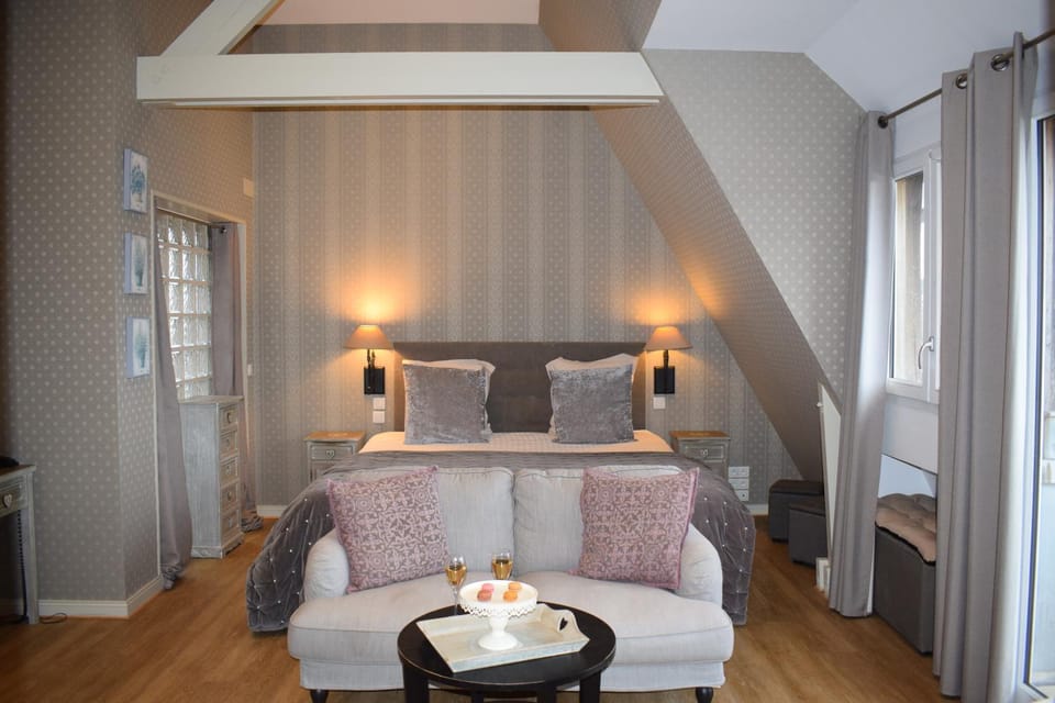 Bed, Living room, Photo of the whole room, Bedroom