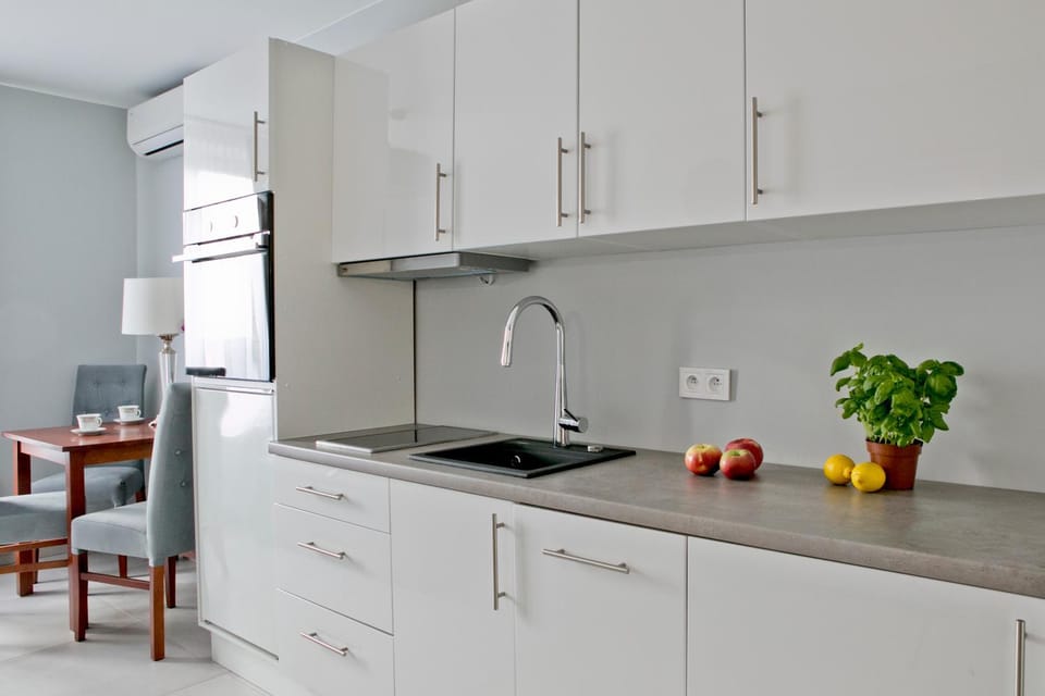 Coffee/tea facilities, Kitchen or kitchenette, Seating area, Dining area
