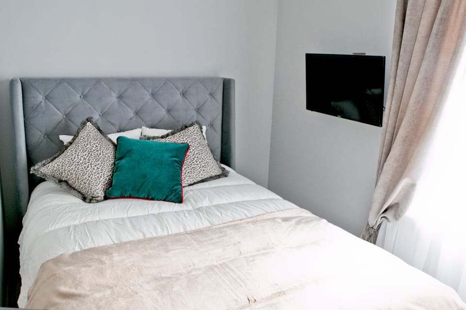 Bed, TV and multimedia, Living room, Bedroom