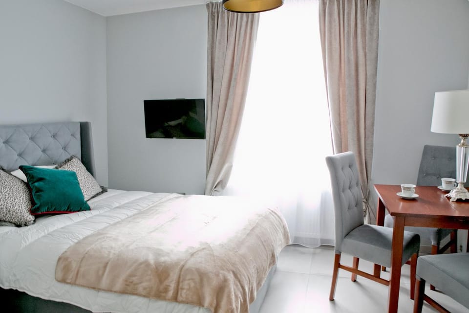 Bed, TV and multimedia, Living room, Seating area, Dining area, Bedroom