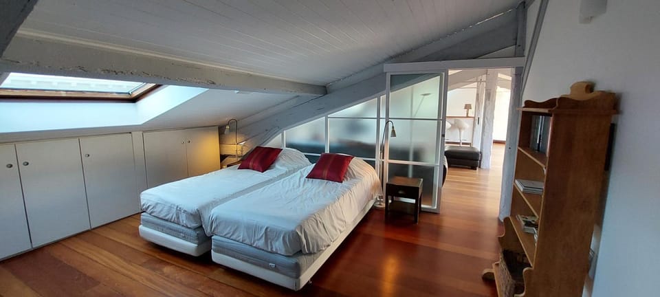 Photo of the whole room, Bedroom