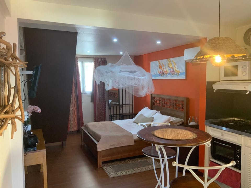 Bed, Dining area, Bedroom