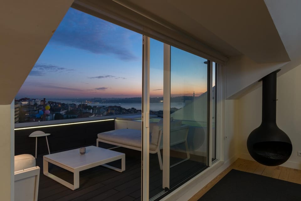 Living room, City view, River view