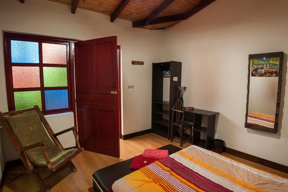 Photo of the whole room, Decorative detail
