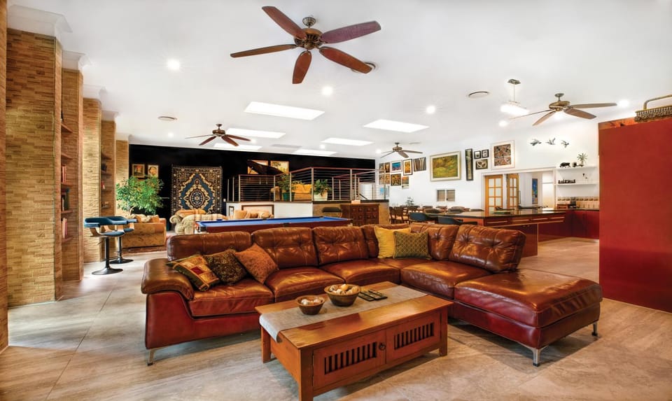 Nightclub / DJ, Living room