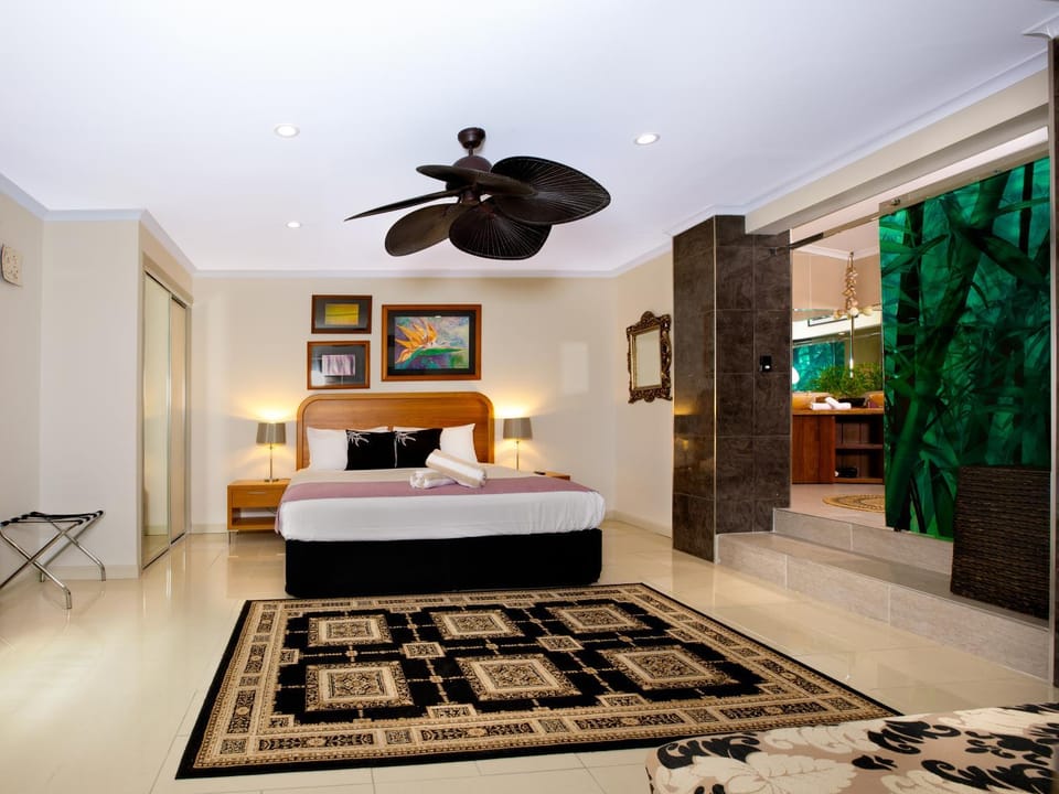 Luxury Penthouse 5 BDR 3 Bath Twin Rain Showers 365 sq mtrs Apartment in Port Douglas
