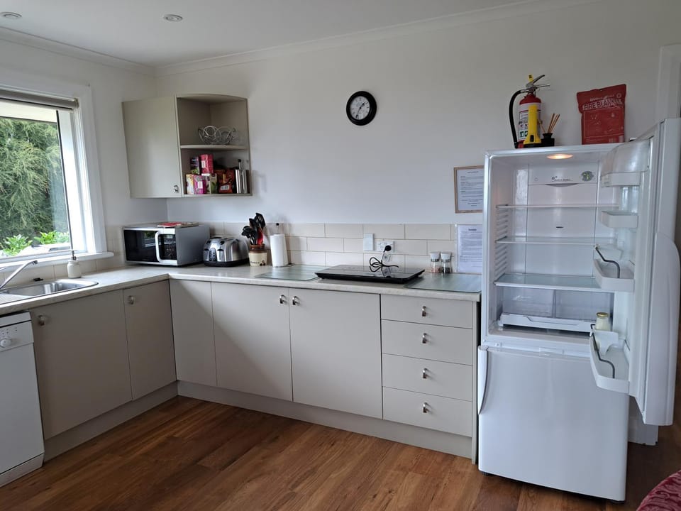 Coffee/tea facilities, Kitchen or kitchenette, stove, toaster