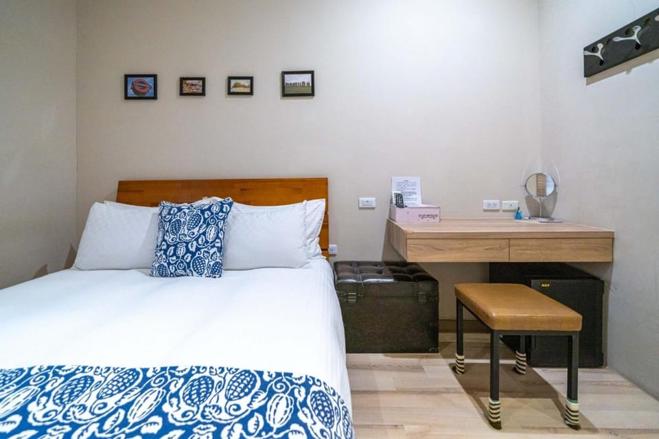 Photo of the whole room, Bedroom