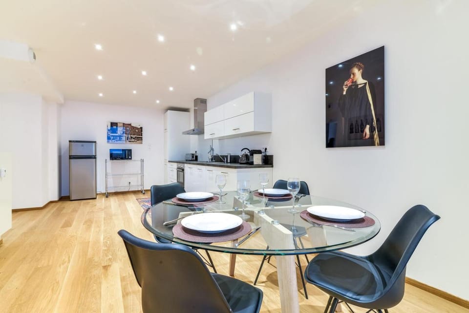 Kitchen or kitchenette, Dining area