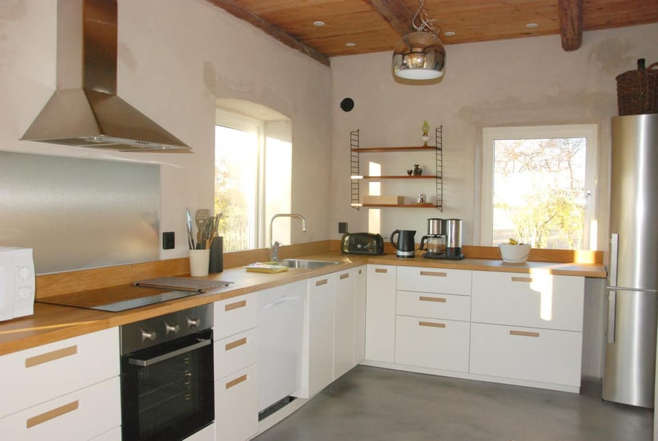 Kitchen or kitchenette, Communal kitchen, dishwasher, oven, stove, toaster