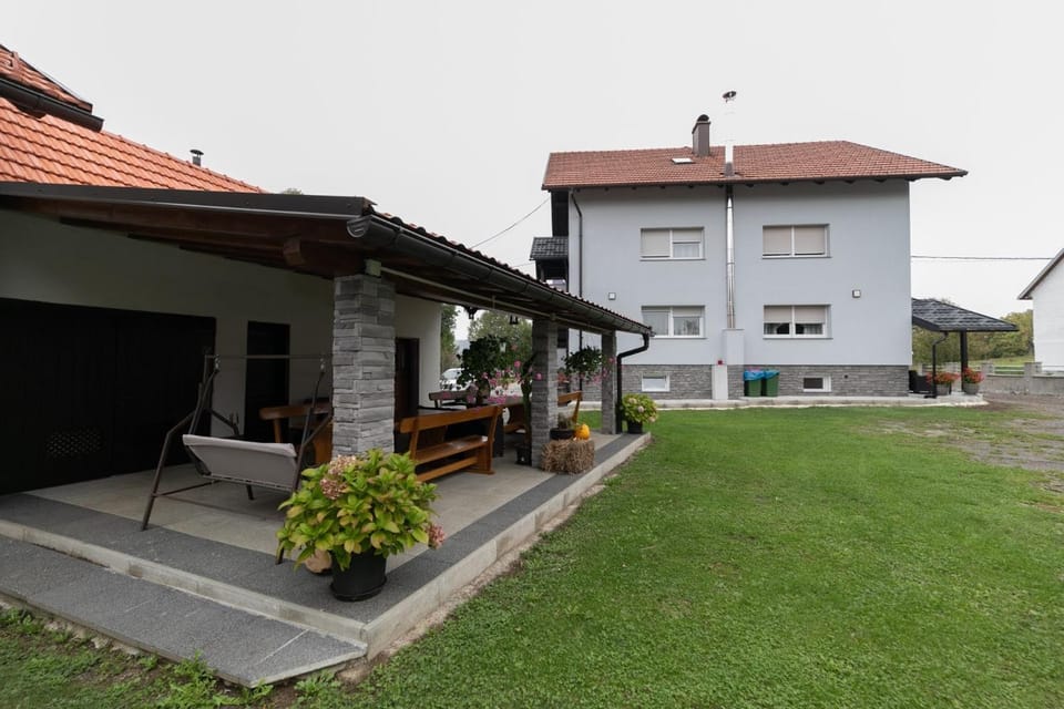 Property building, Garden, Balcony/Terrace