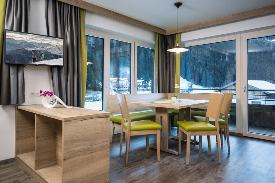 TV and multimedia, Seating area, Dining area