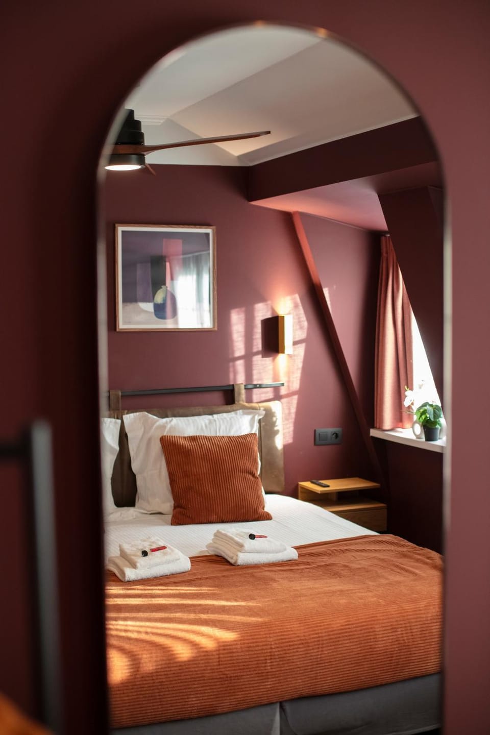 Bed, Bedroom, towels