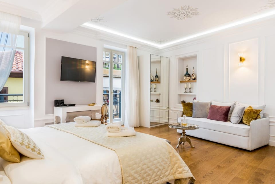 Bed, Seating area