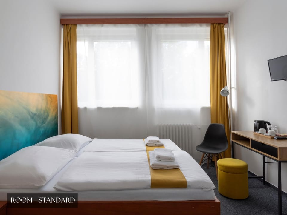 Bed, towels