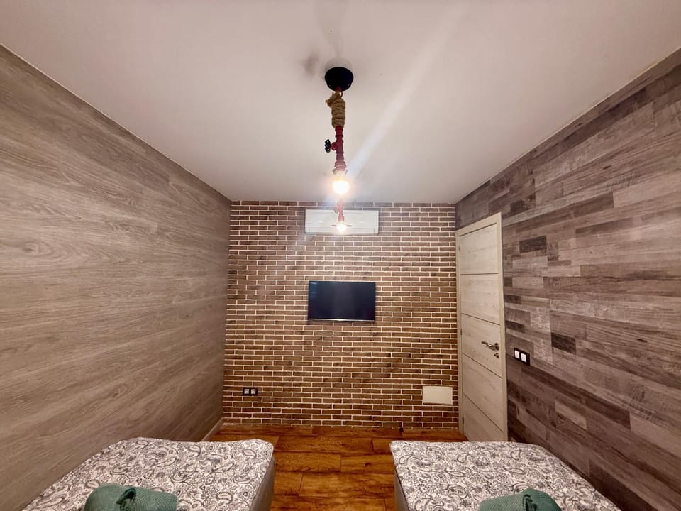Bed, TV and multimedia, Photo of the whole room, Bedroom, towels