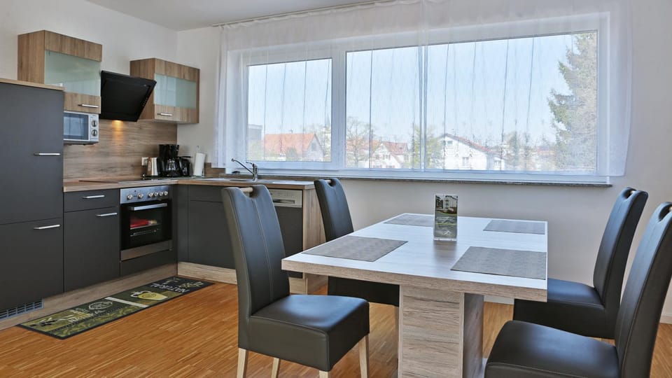Food close-up, Coffee/tea facilities, Kitchen or kitchenette, Seating area, Dining area, Food